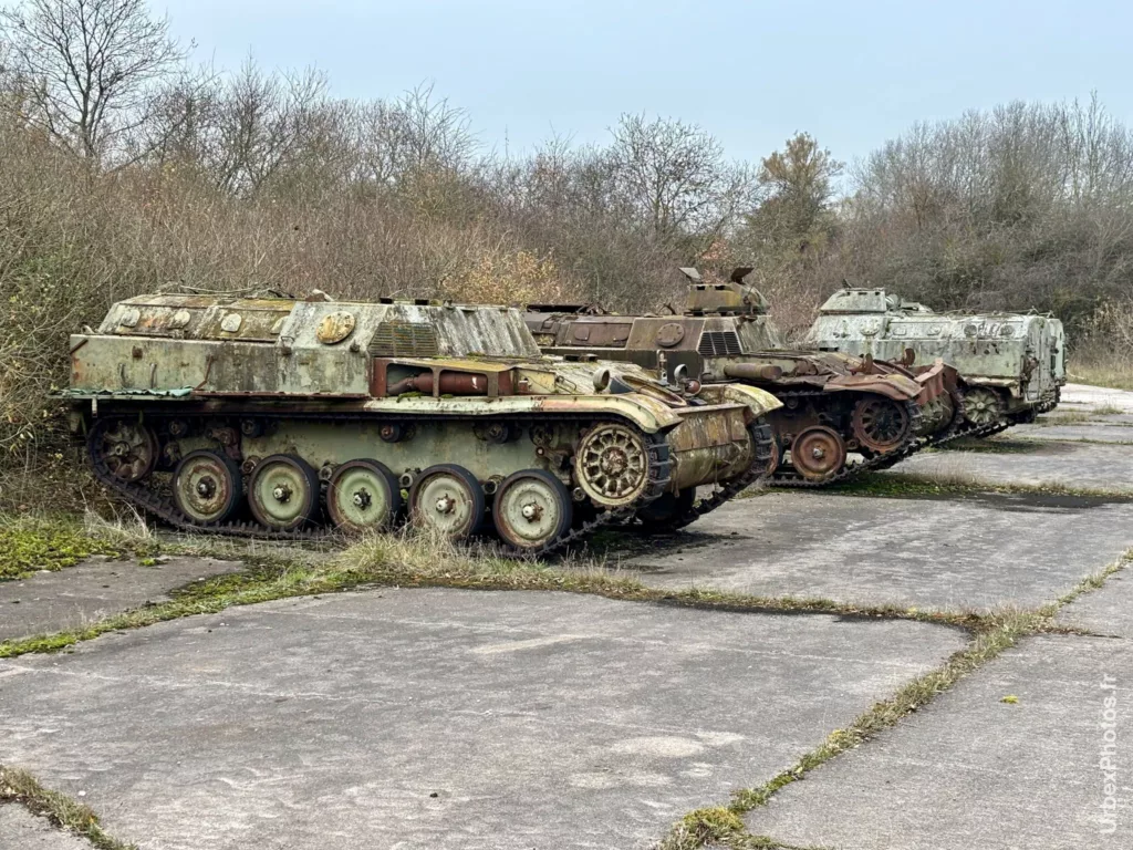 Photo urbex de l'alignement de blindés dans ancienne base de l'OTAN en Lorraine