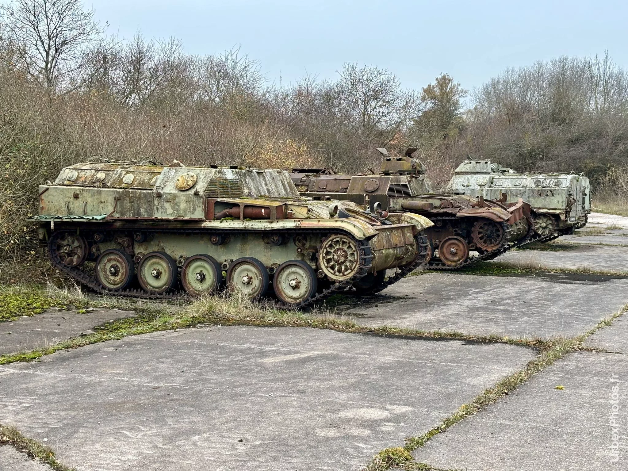Photo urbex de l'alignement de blindés dans ancienne base de l'OTAN en Lorraine