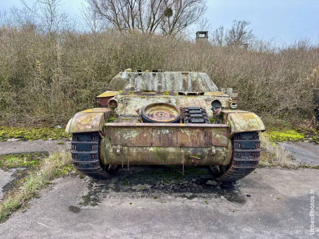 Blindé dans une ancienne base de l'OTAN