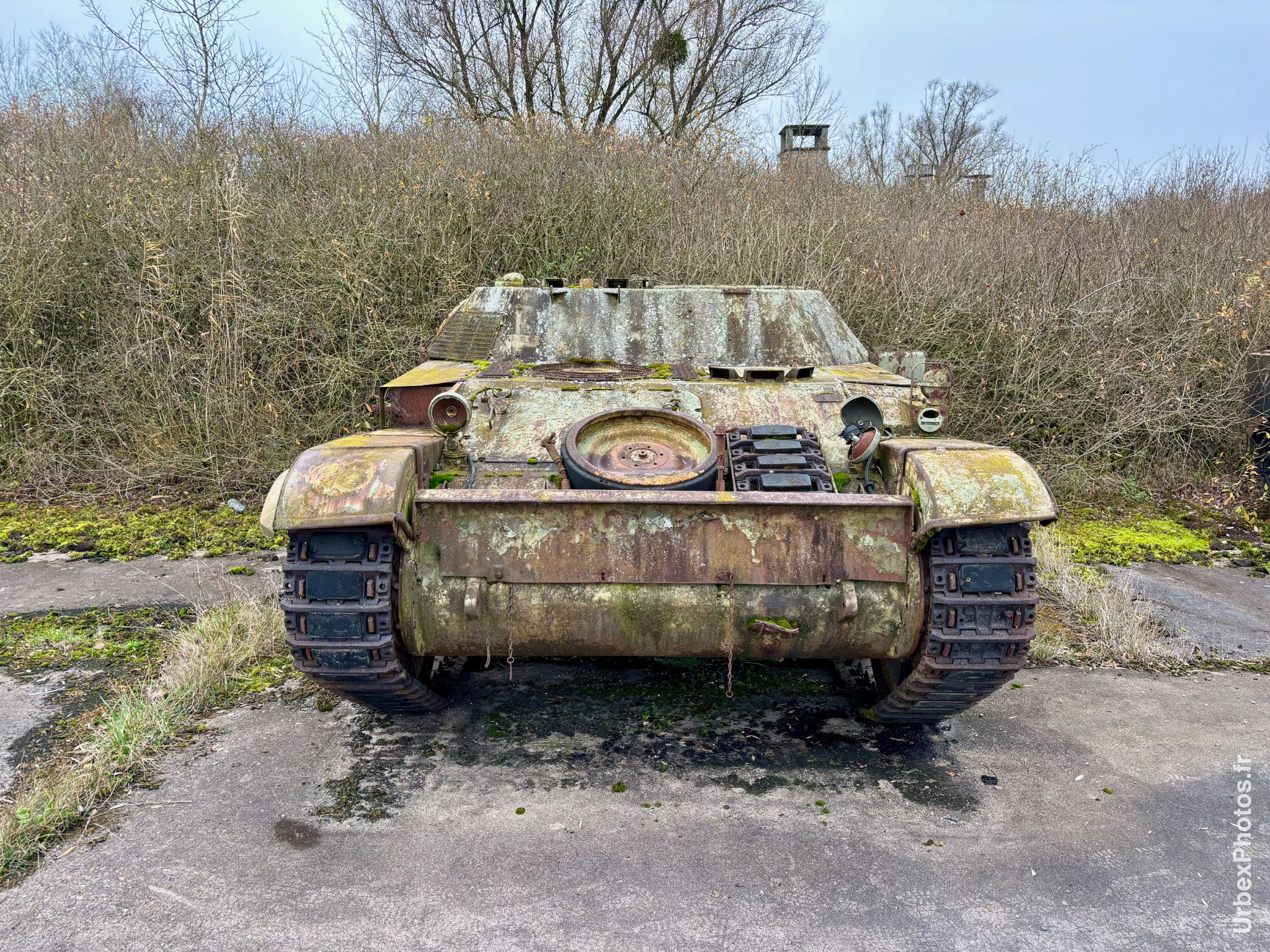 Blindé dans une ancienne base de l'OTAN