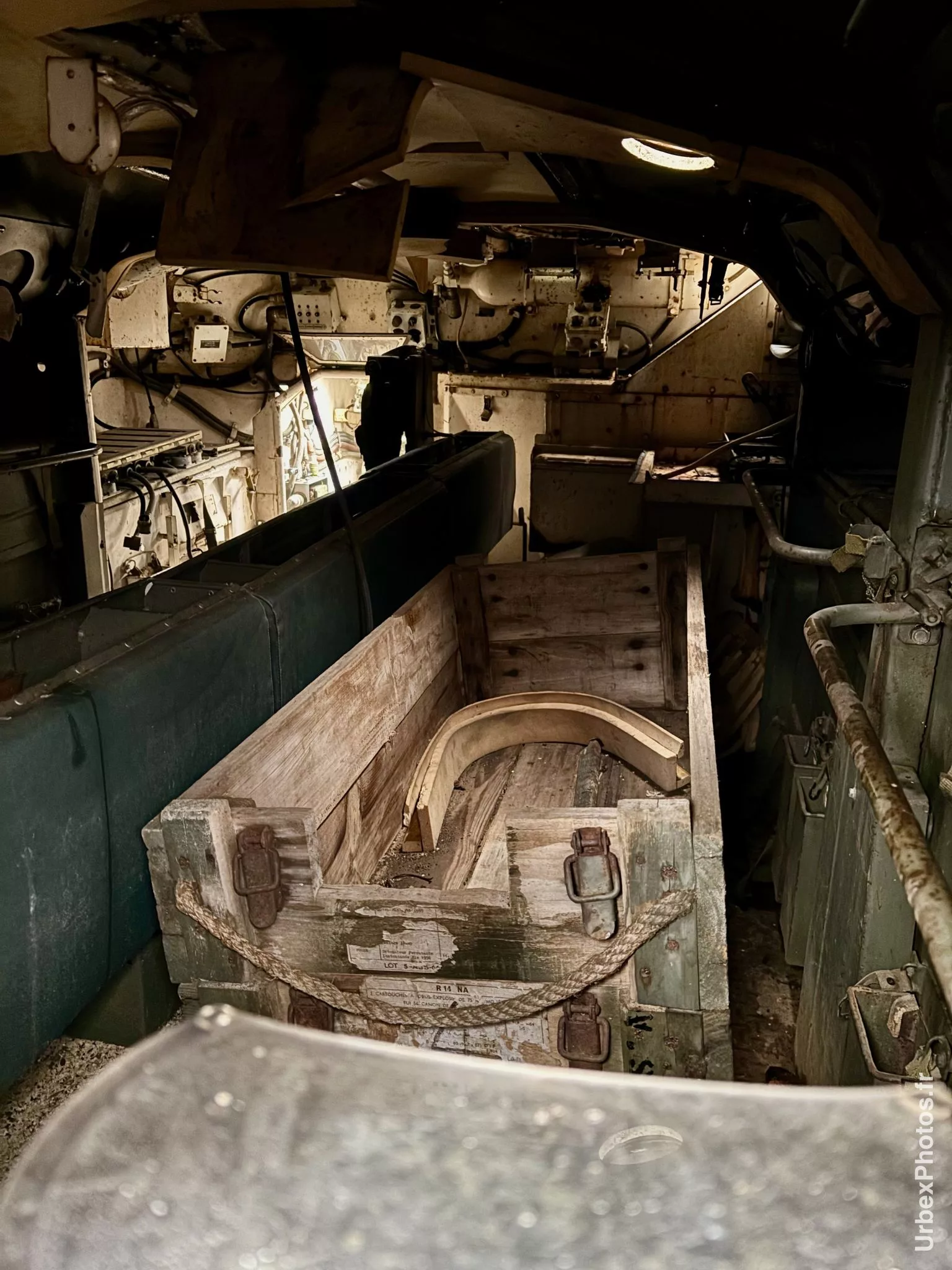 Intérieur d'un blindé dans une ancienne base de l'OTAN