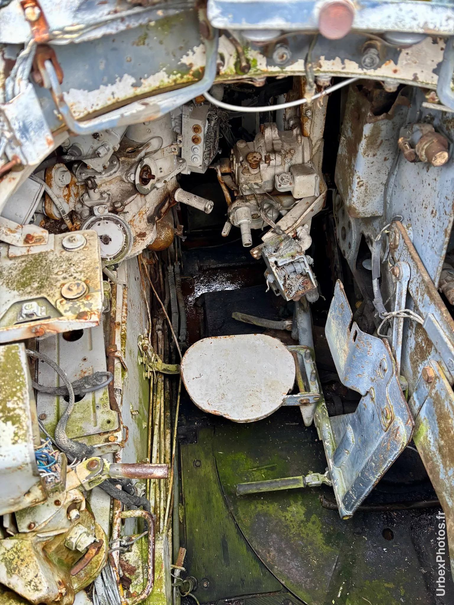 Intérieur d'un char d'assaut dans une ancienne base de l'OTAN