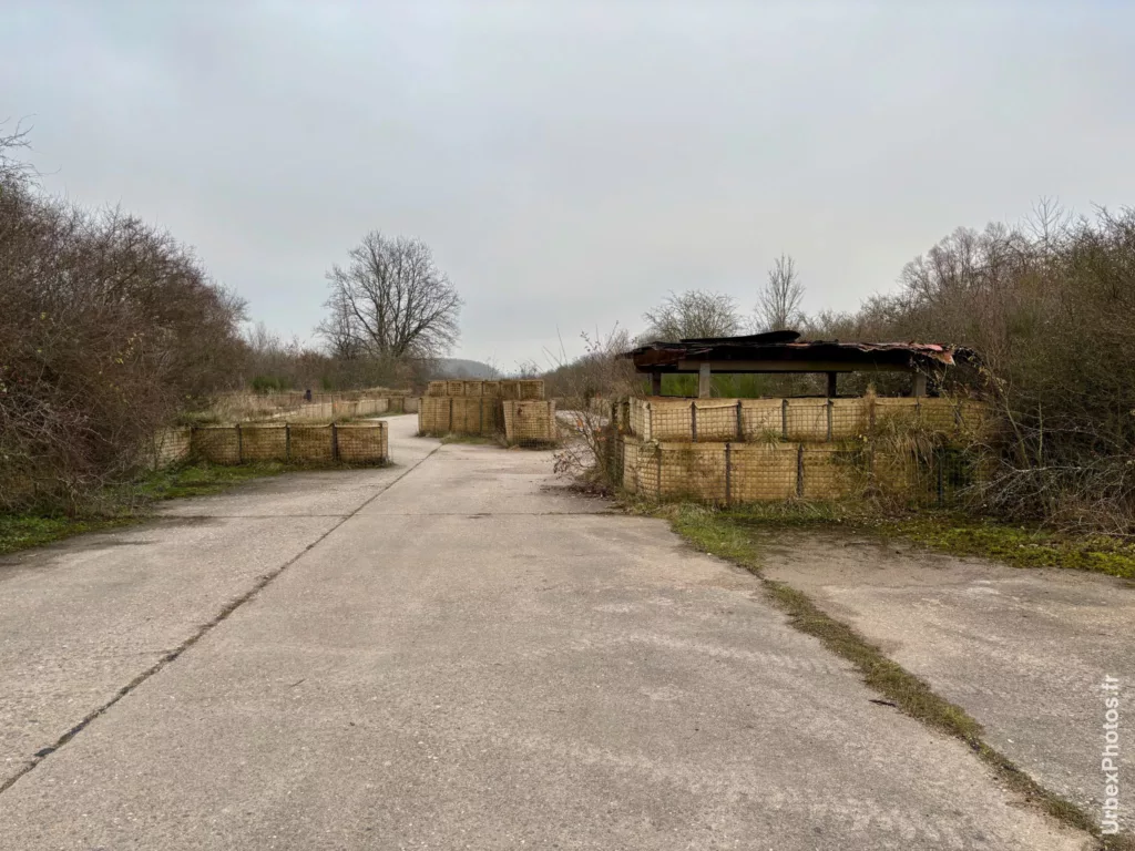 Chicanes dans une ancienne base de l'OTAN