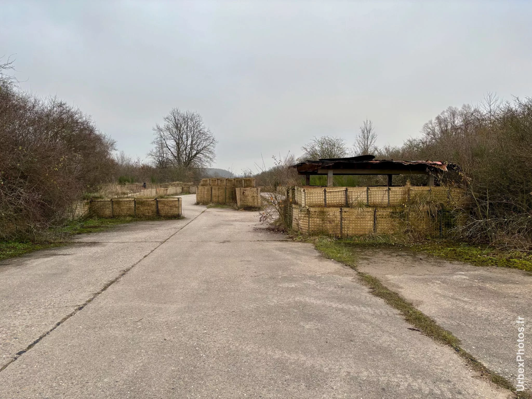 Chicanes dans une ancienne base de l'OTAN