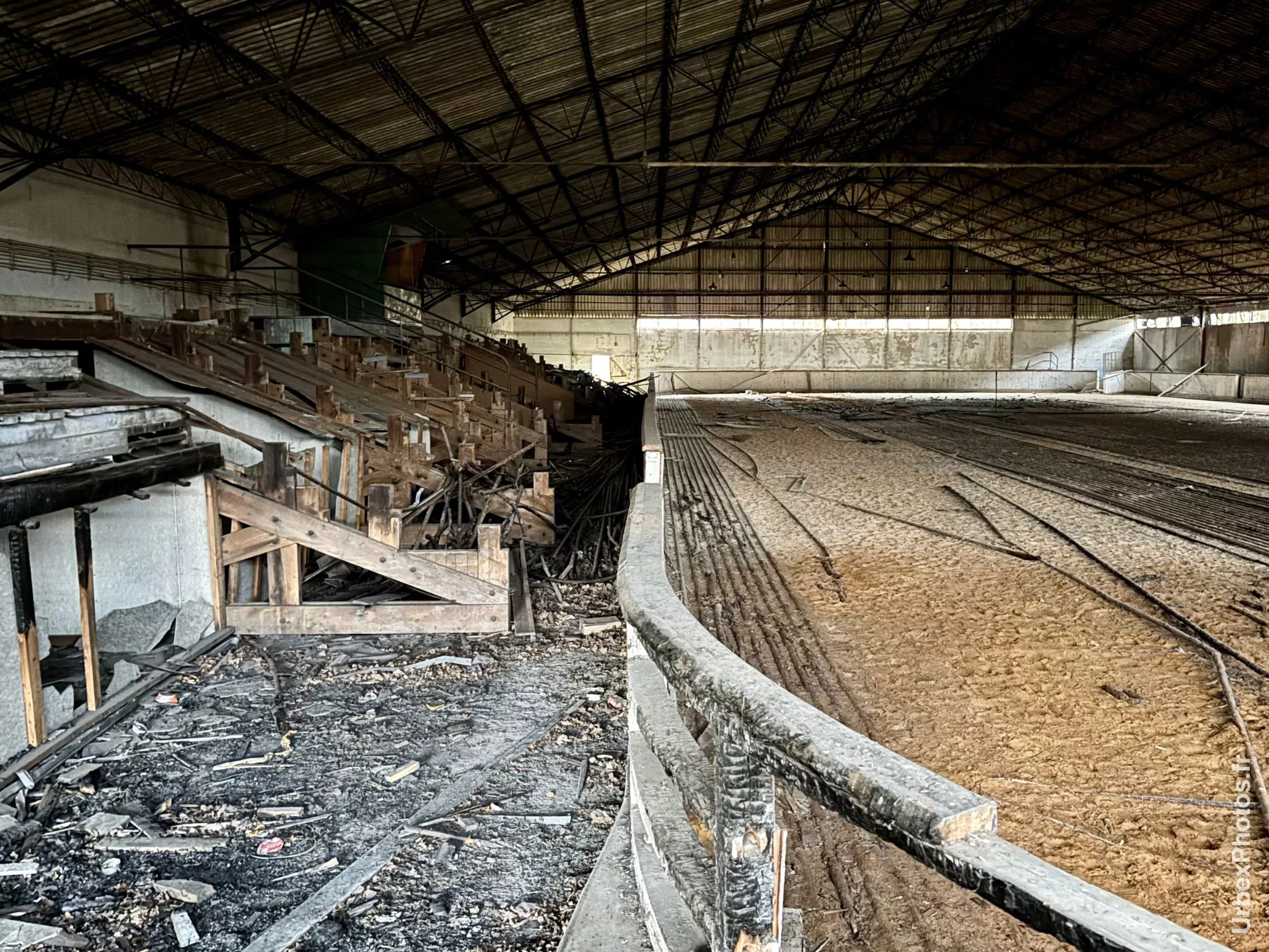 Intérieur d'une patinoire dans une ancienne base de l'OTAN