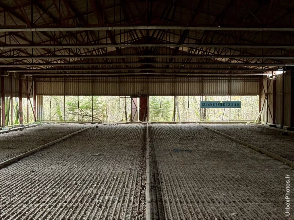 Intérieur d'une patinoire dans une ancienne base de l'OTAN