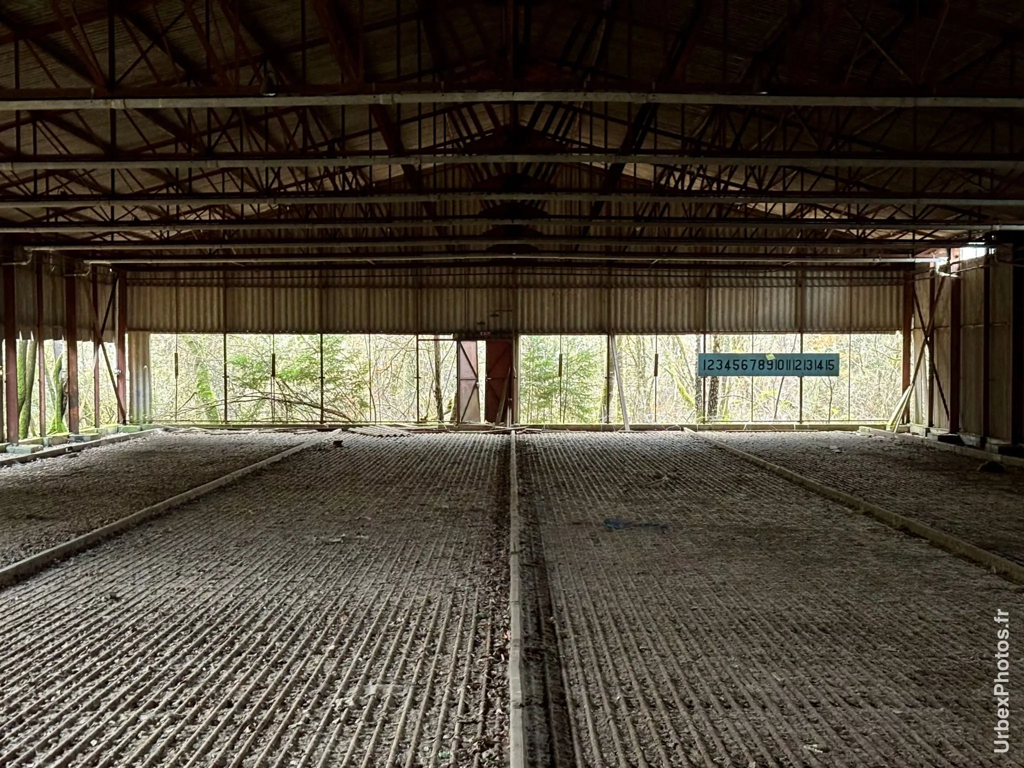 Intérieur d'une patinoire dans une ancienne base de l'OTAN