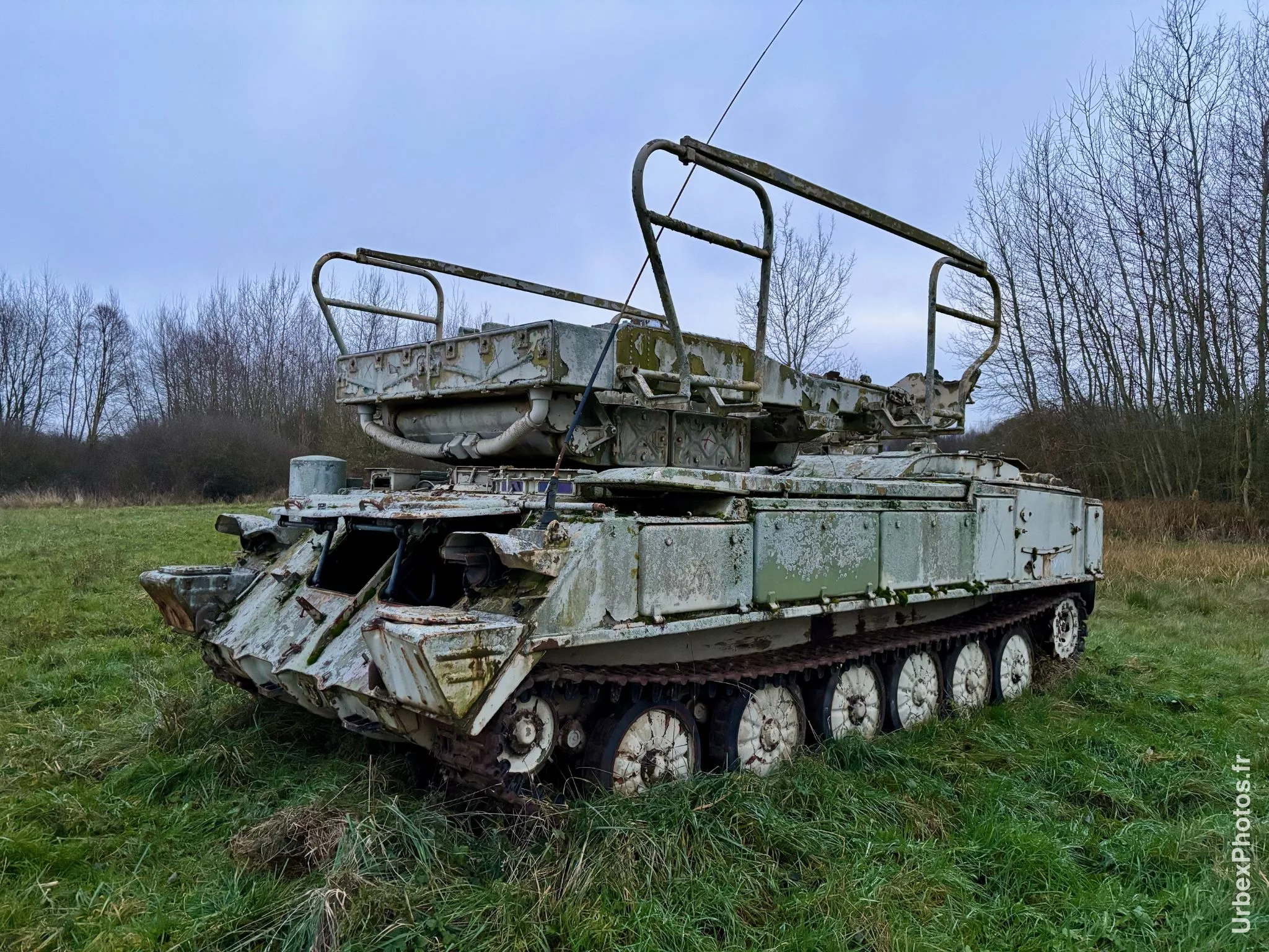 Photo urbex d'un blindé dans une ancienne base de l'OTAN en Lorraine