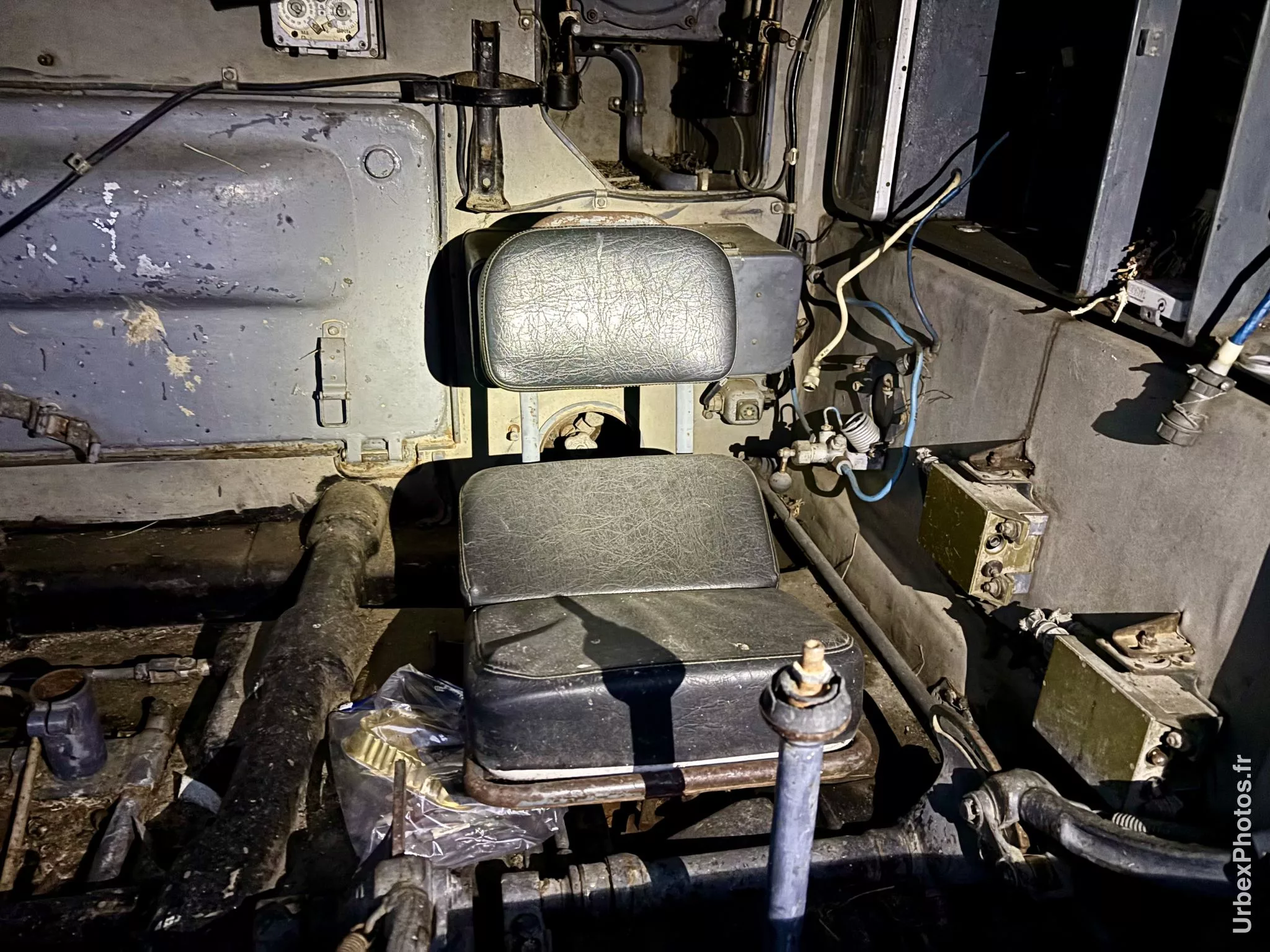 Intérieur d'un blindé dans une ancienne base de l'OTAN