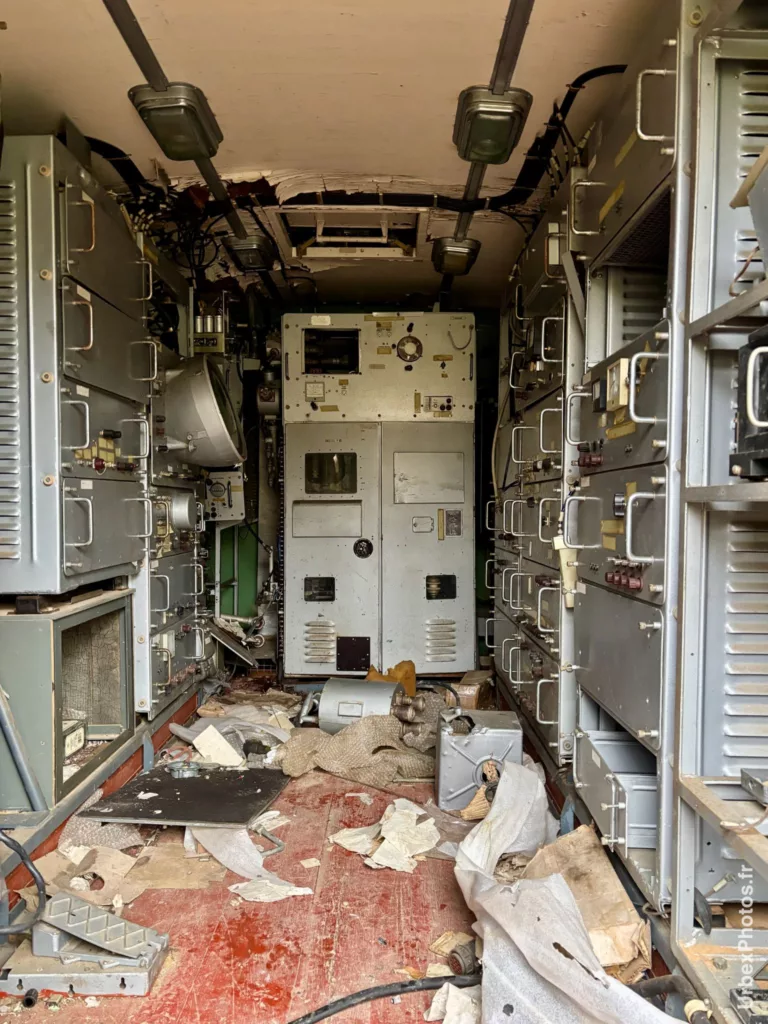 Equipements électroniques dans un véhicule militaire soviétique