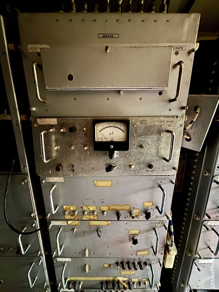 Equipements électroniques dans un véhicule militaire soviétique