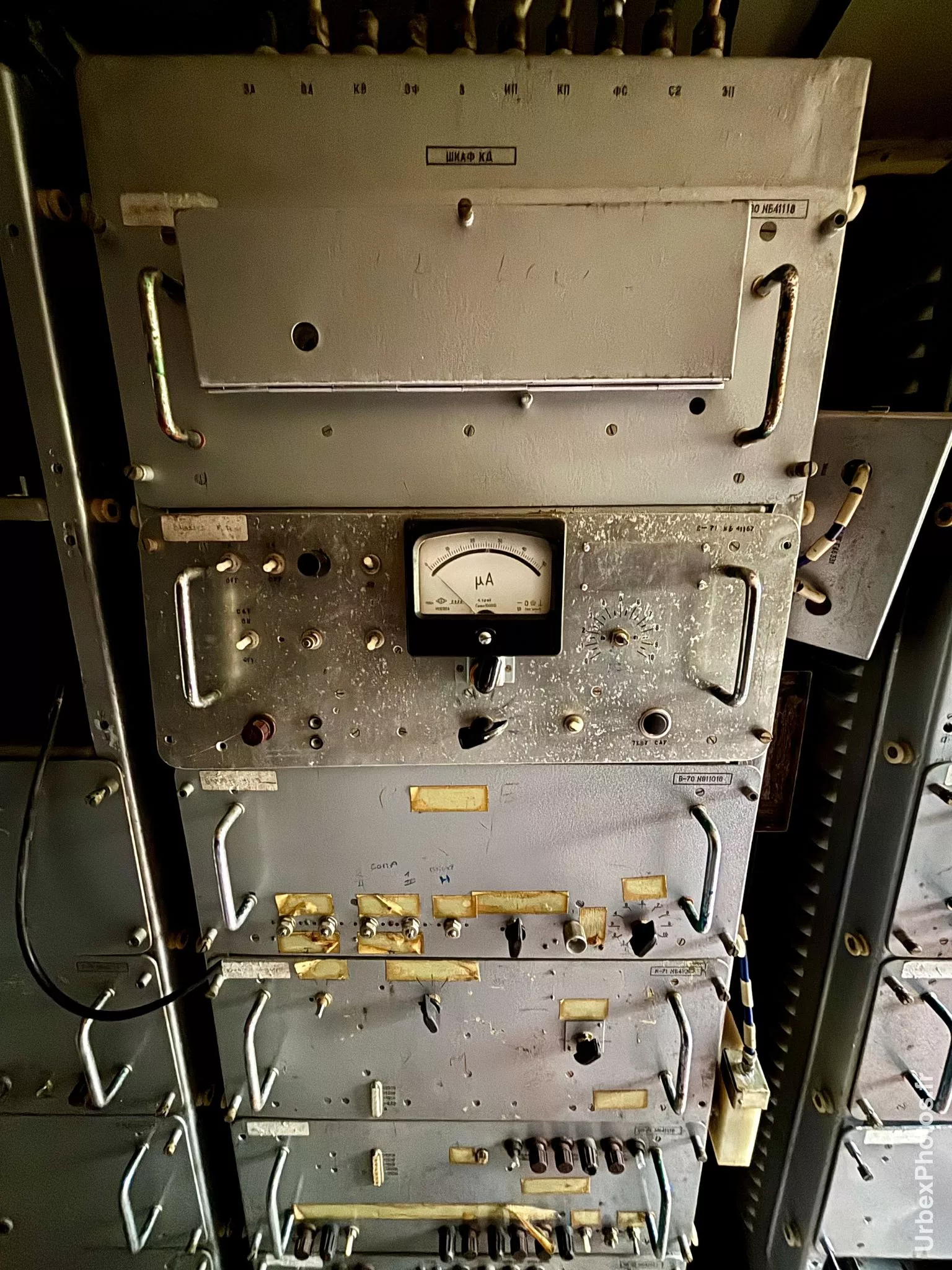Equipements électroniques dans un véhicule militaire soviétique