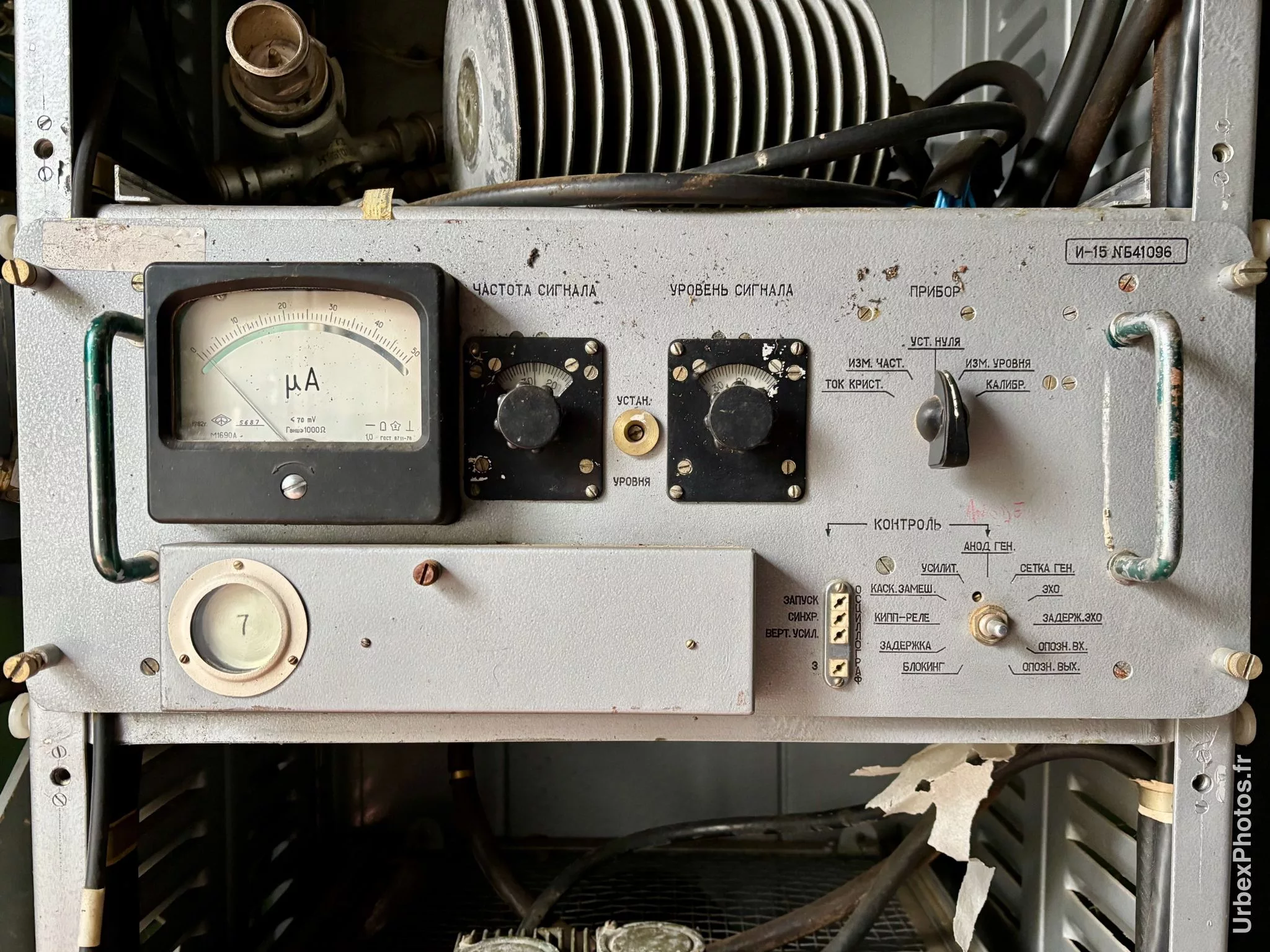 Equipement électronique dans un véhicule militaire soviétique