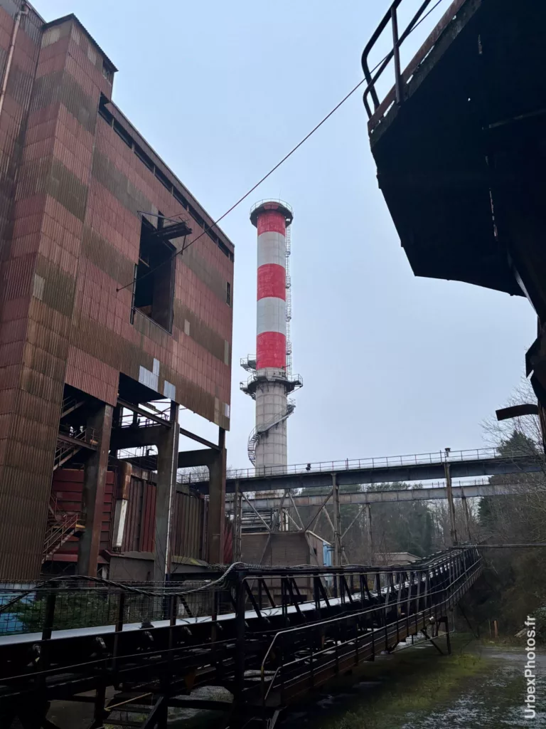 Photo urbex d'une cheminée rouge et blanche en Lorraine