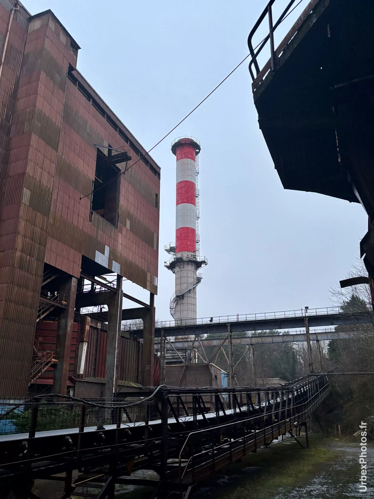 Photo urbex d'une cheminée rouge et blanche en Lorraine