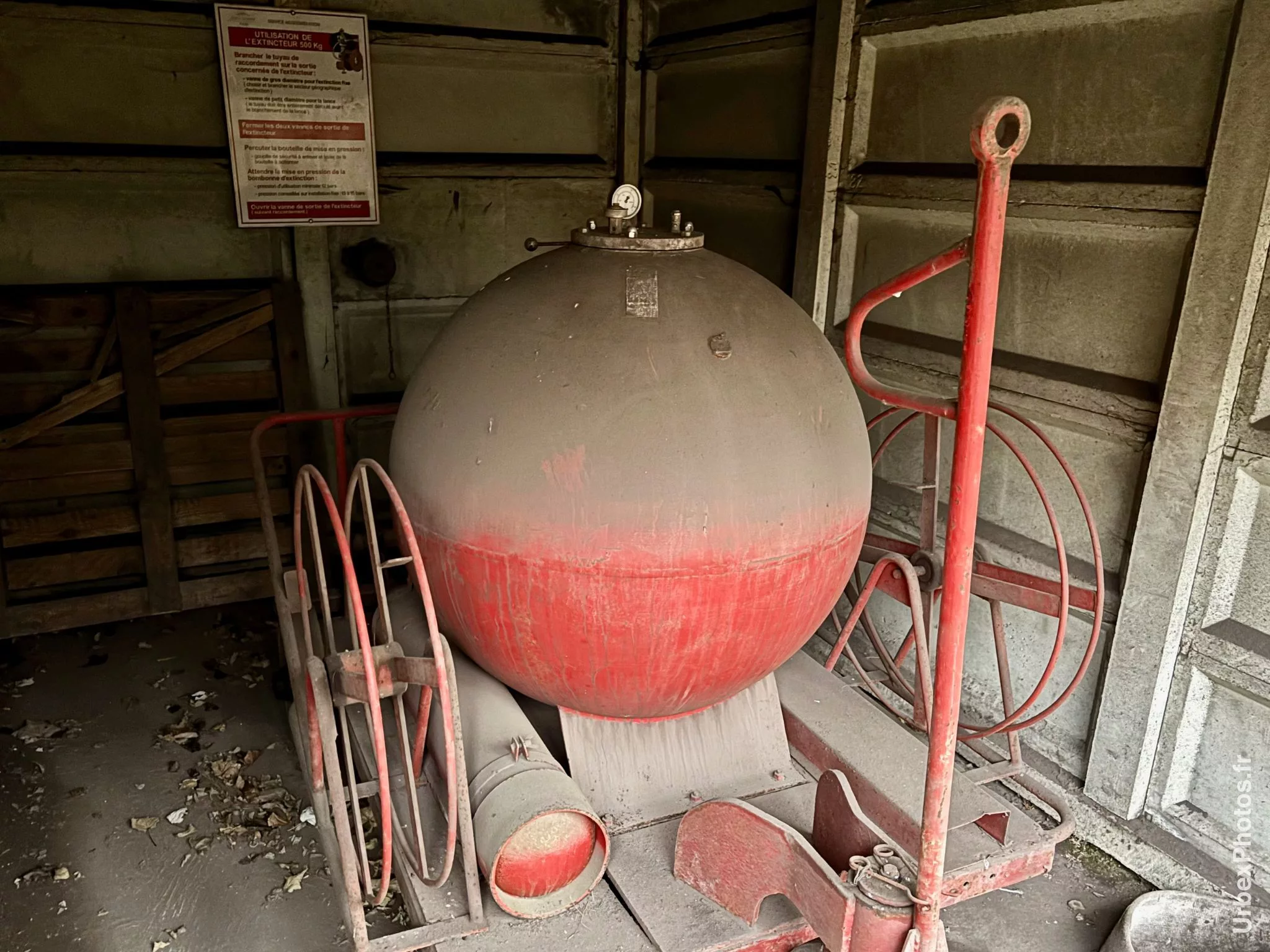 Un extincteur sphérique sur remorque