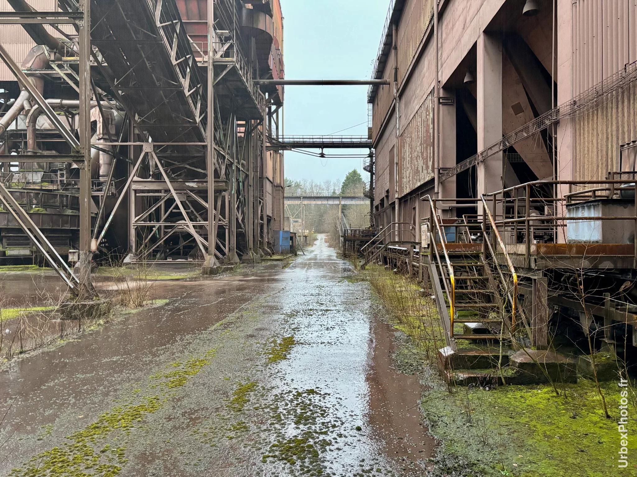 Photo urbex d'une allée de l'Usine Transformers en Lorraine