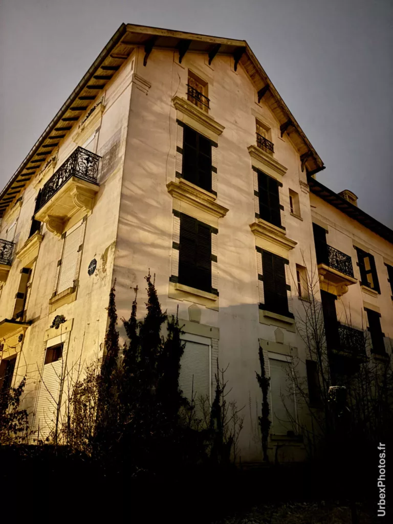 La façade d'un hôtel abandonné