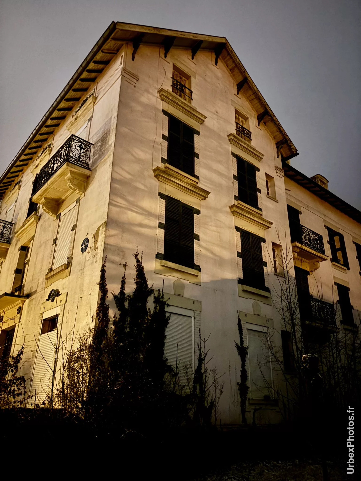 La façade d'un hôtel abandonné