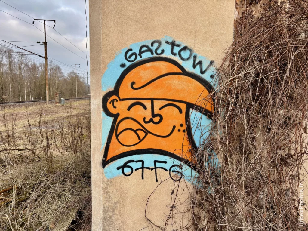 Un graffiti souriant sur un mur