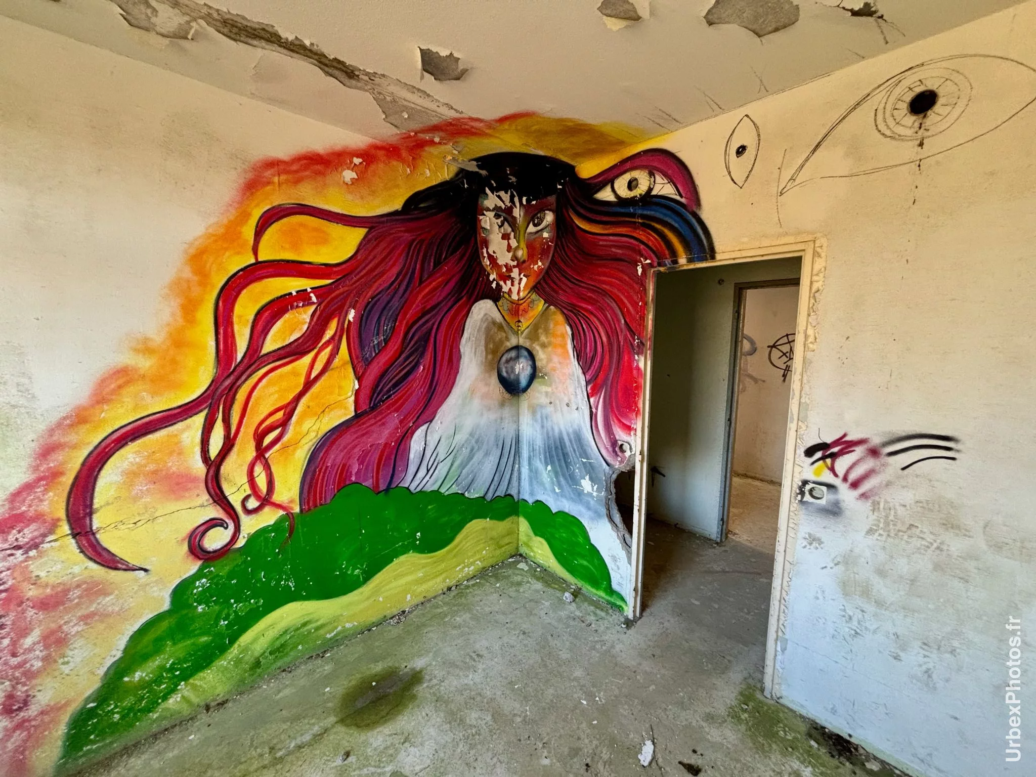 Dessin d'une femme dans le bâtiment en surface