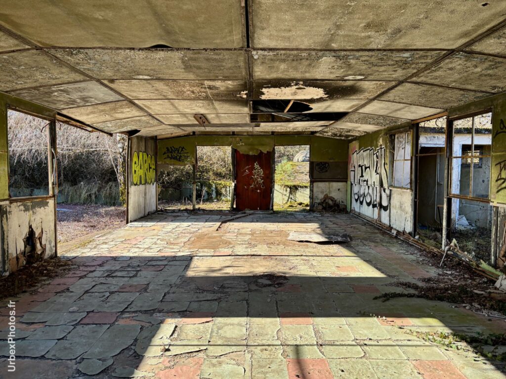 Bâtiment annexe ressemblant à une salle de bal