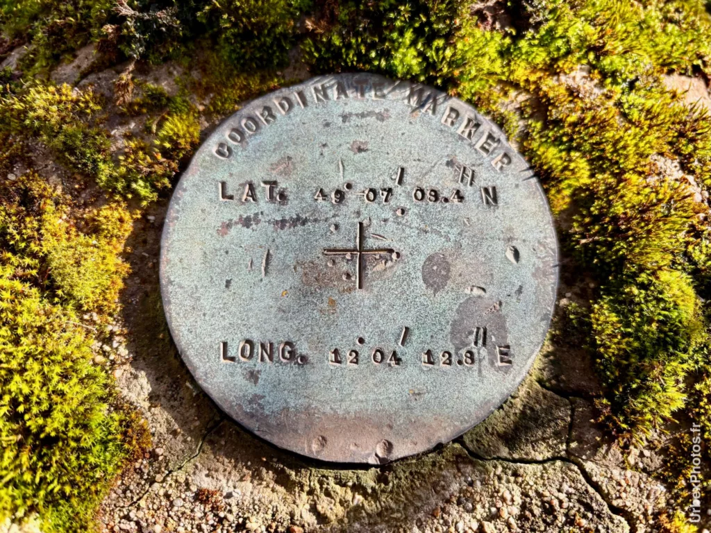 Plaque des coordonnées GPS du site