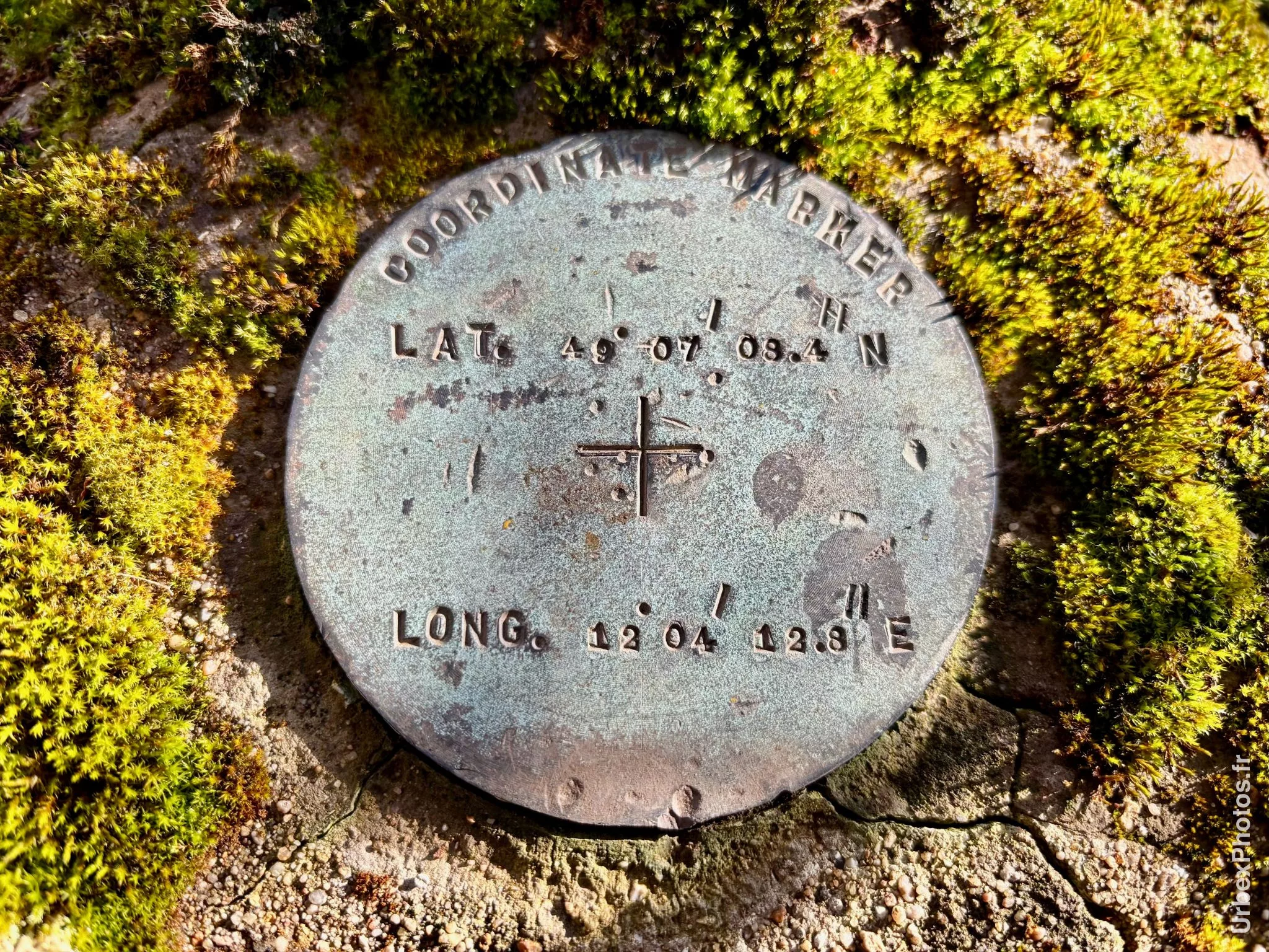 Plaque des coordonnées GPS du site