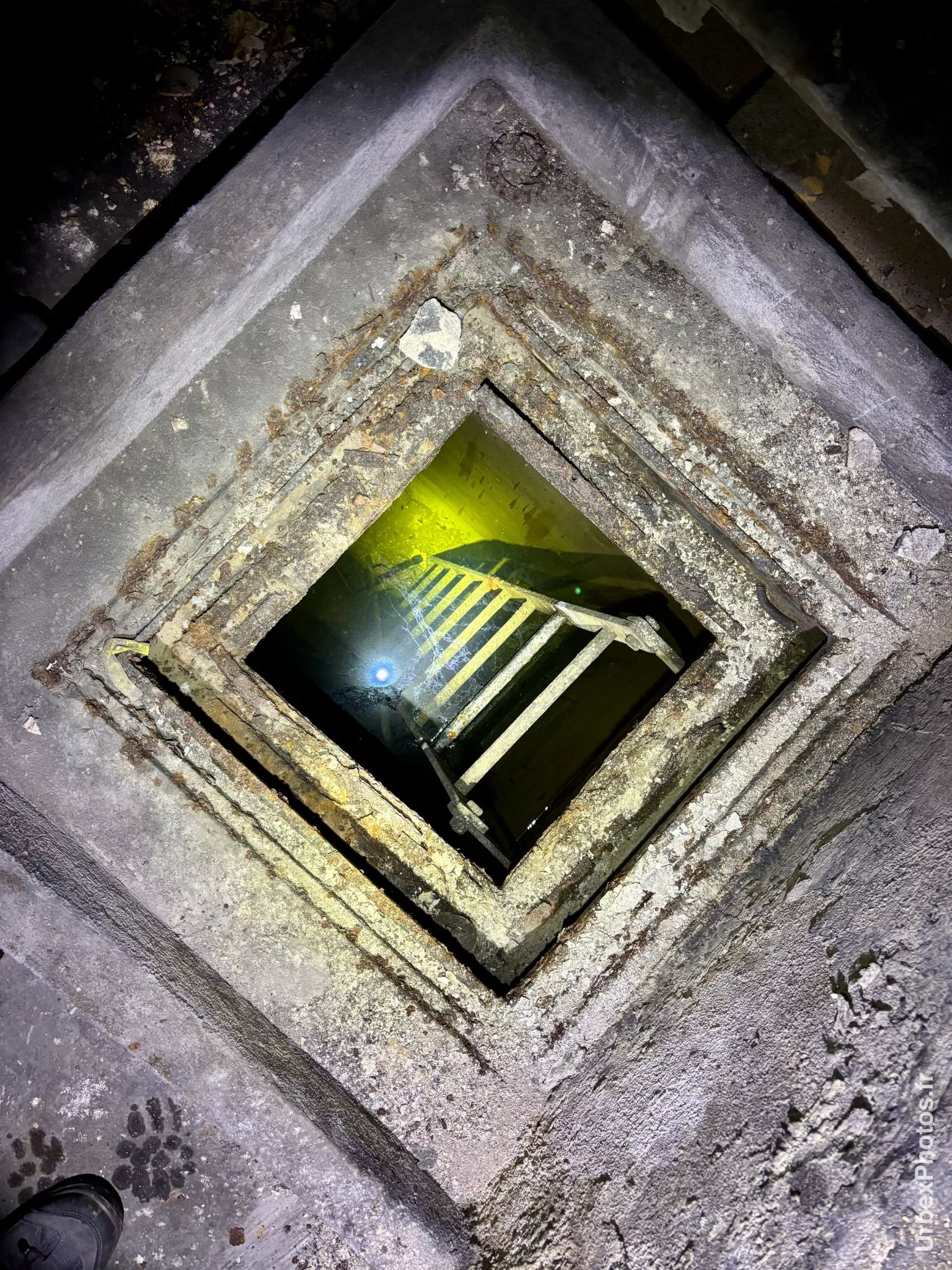 Accès vers une salle inondée