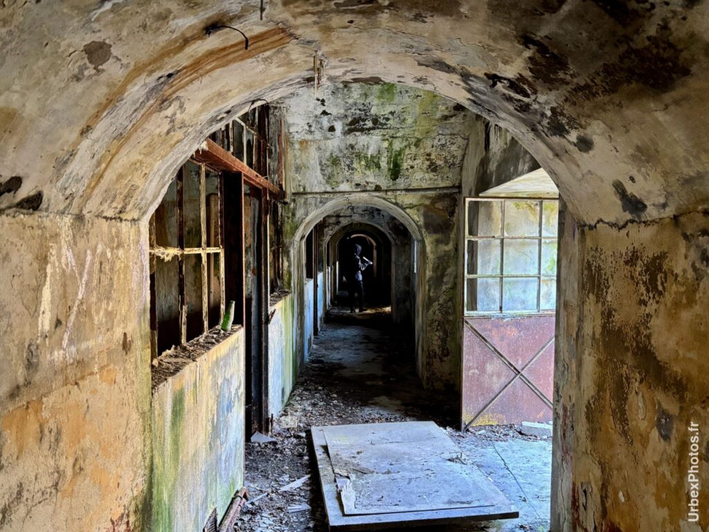 Photo urbex d'un couloir du Fort Schneider en Lorraine