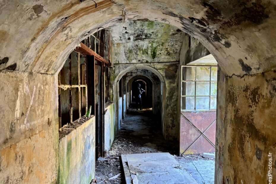 Photo urbex d'un couloir du Fort Schneider en Lorraine
