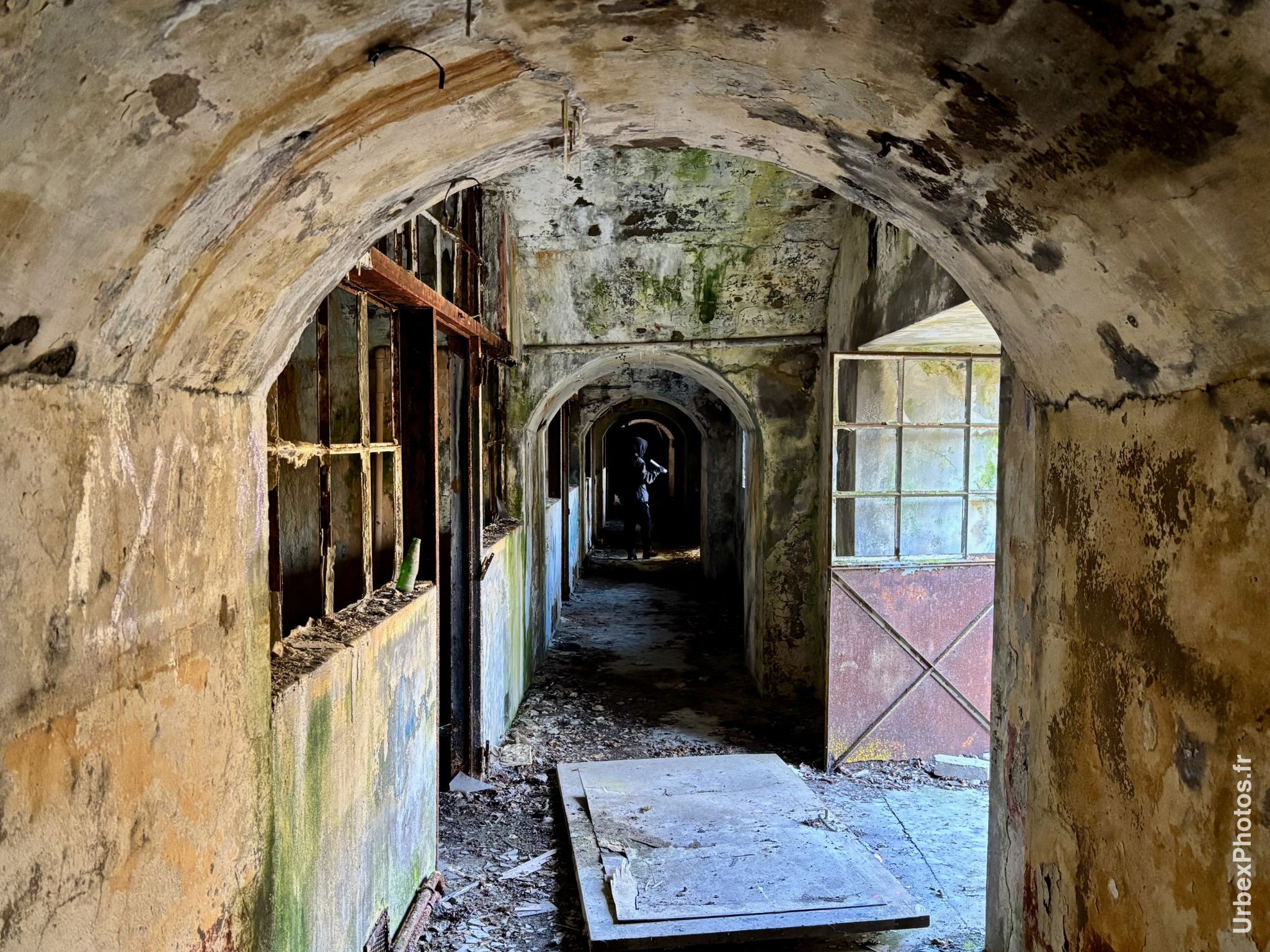 Photo urbex d'un couloir du Fort Schneider en Lorraine