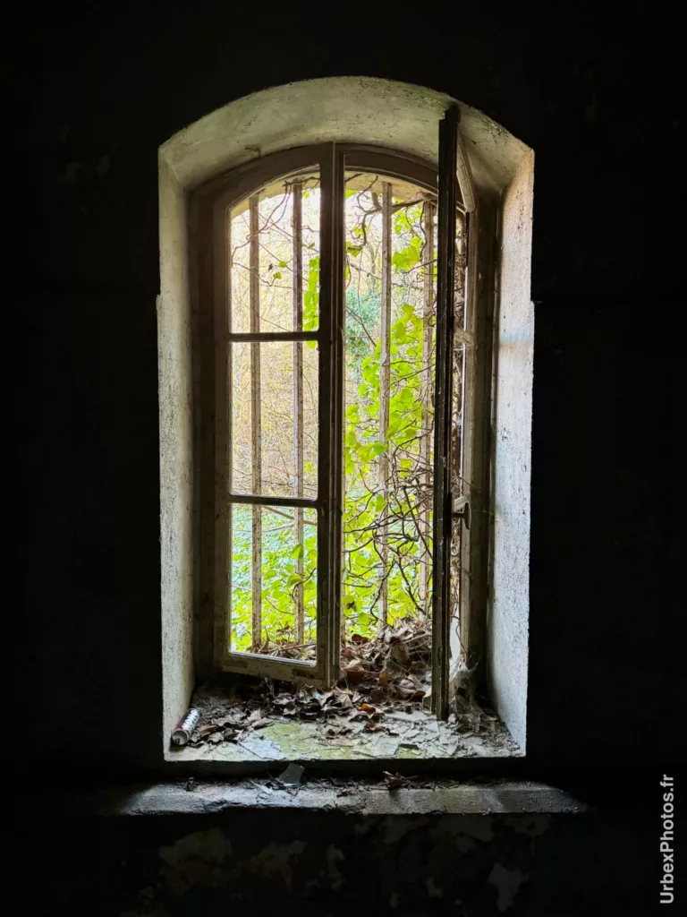 Photo urbex d'une fenêtre du Fort Schneider en Lorraine