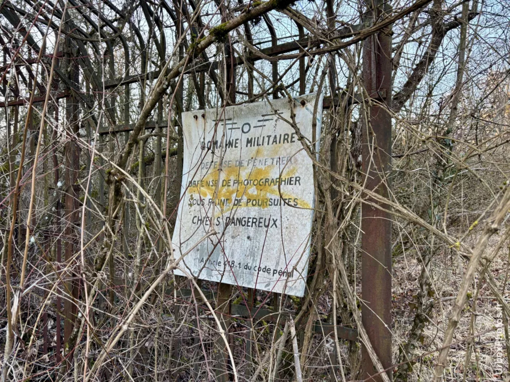 Panneau d'avertissement domaine militaire