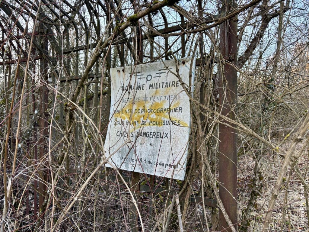 Panneau d'avertissement domaine militaire