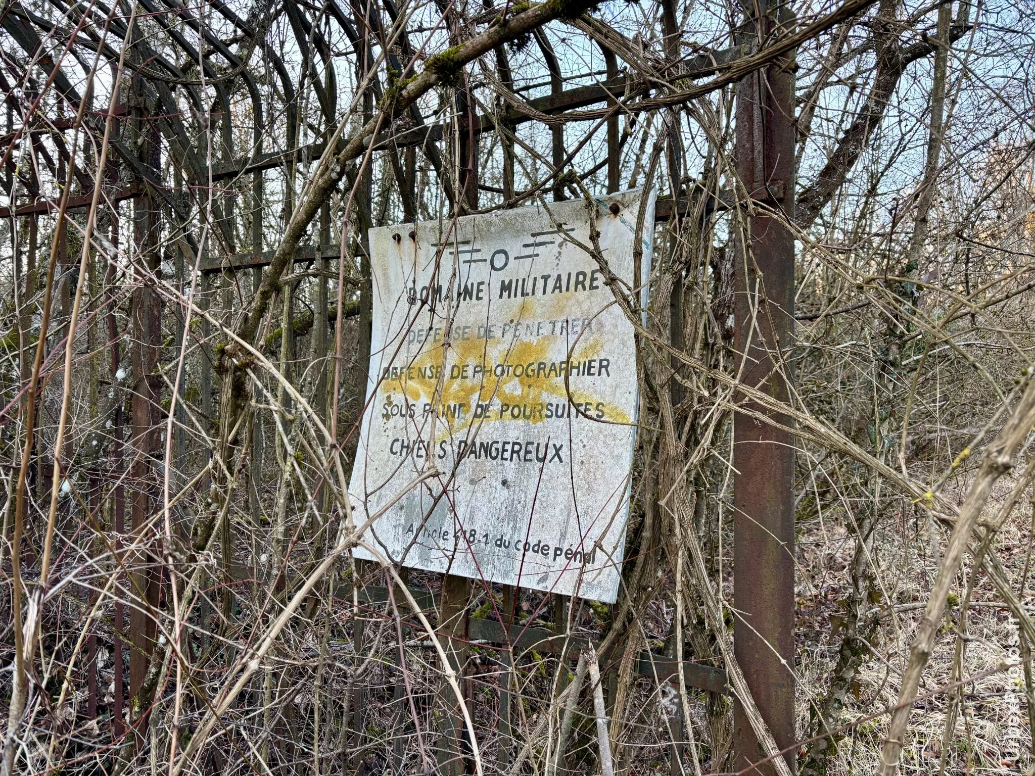Panneau d'avertissement domaine militaire