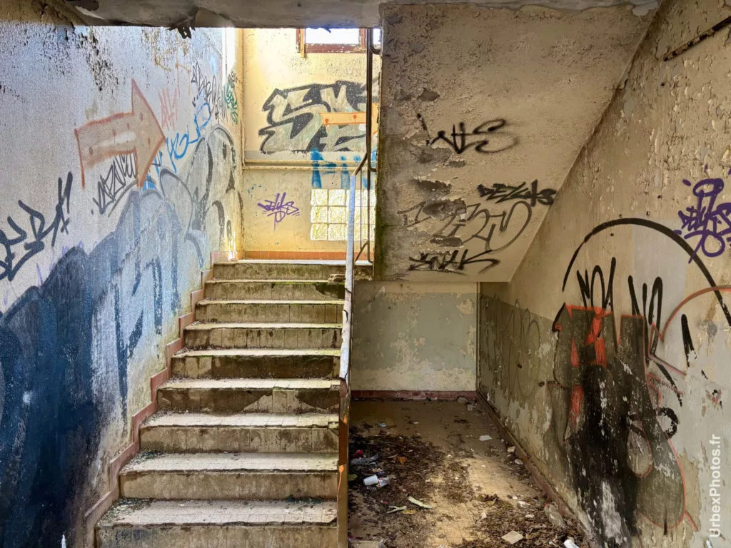 Photo urbex d'un escalier du bâtiment en surface en Lorraine