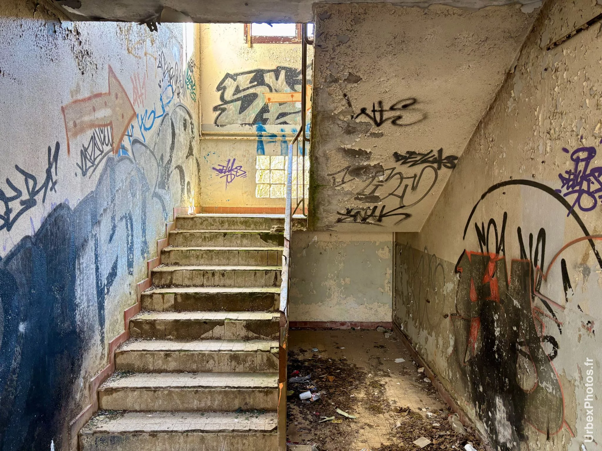 Photo urbex d'un escalier du bâtiment en surface en Lorraine