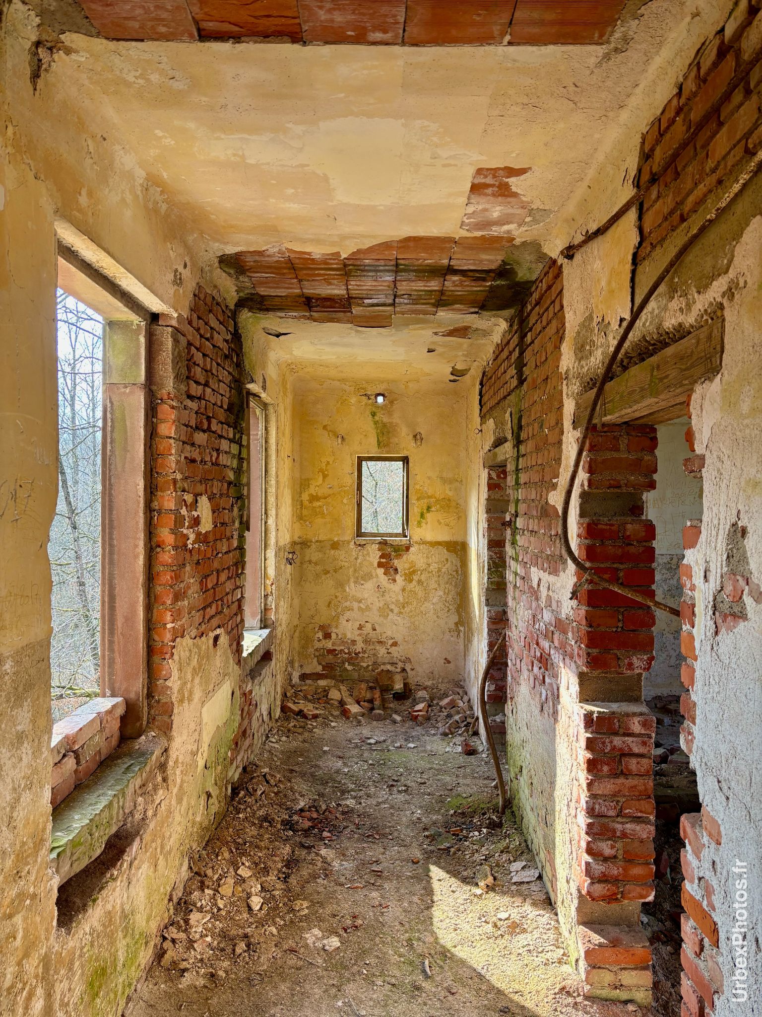 Photo urbex d'un couloir dans les bureaux en Lorraine