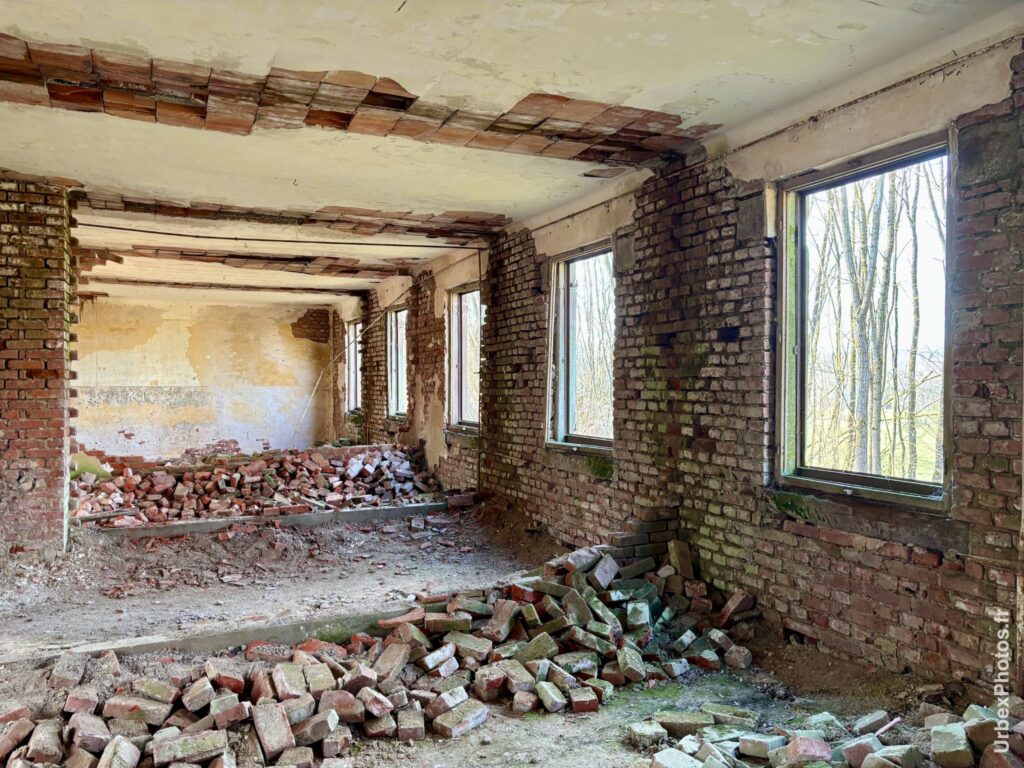 Bureaux aux murs effondrés