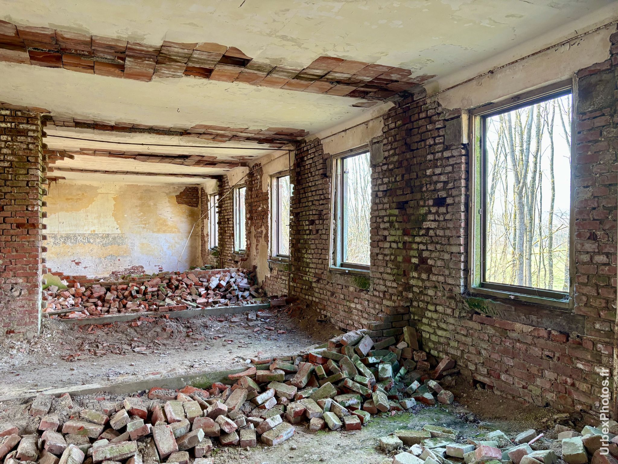 Bureaux aux murs effondrés