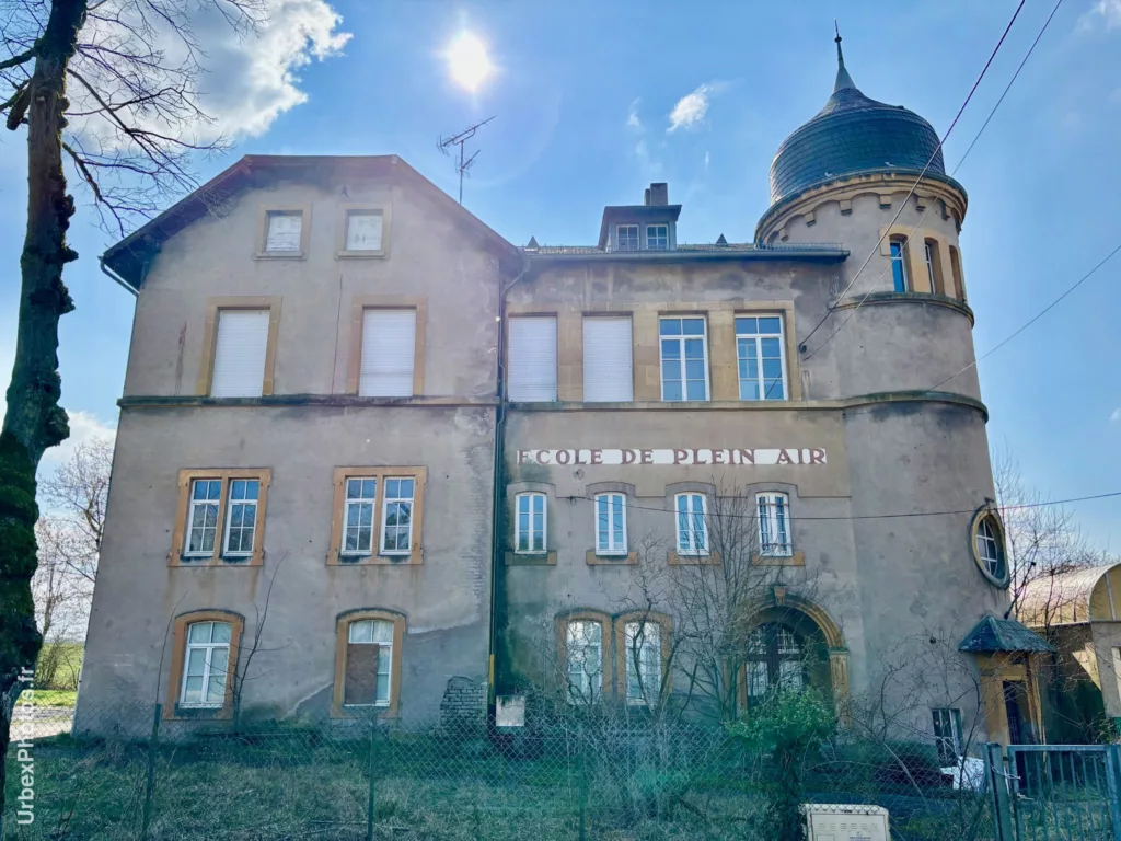 Photo urbex de la façade de l'Ecole des clowns en Lorraine