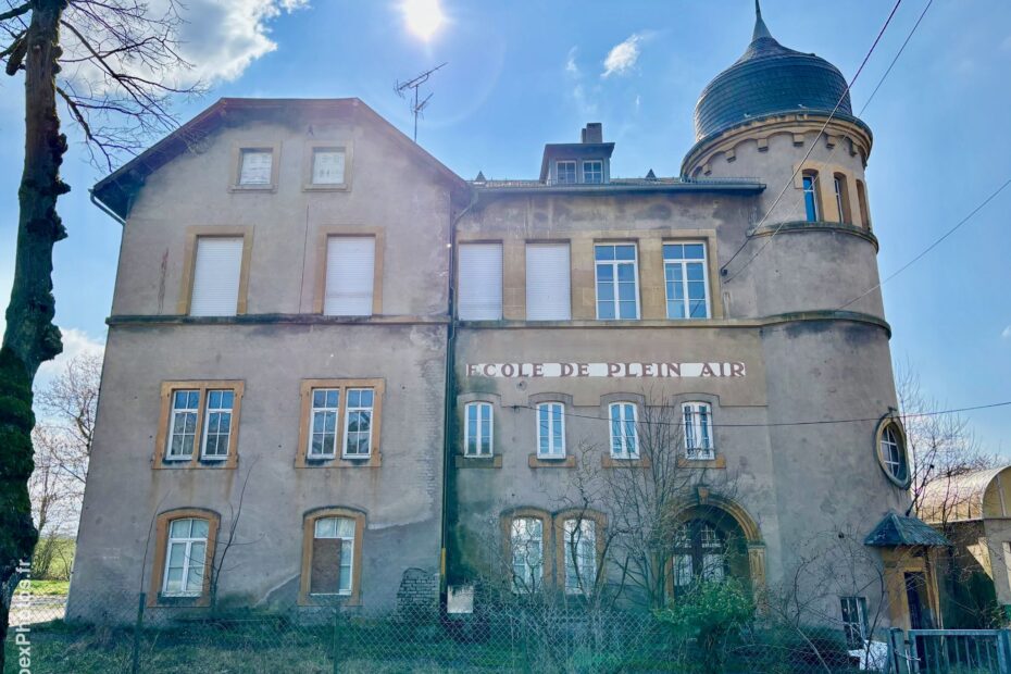 Photo urbex de la façade de l'Ecole des clowns en Lorraine