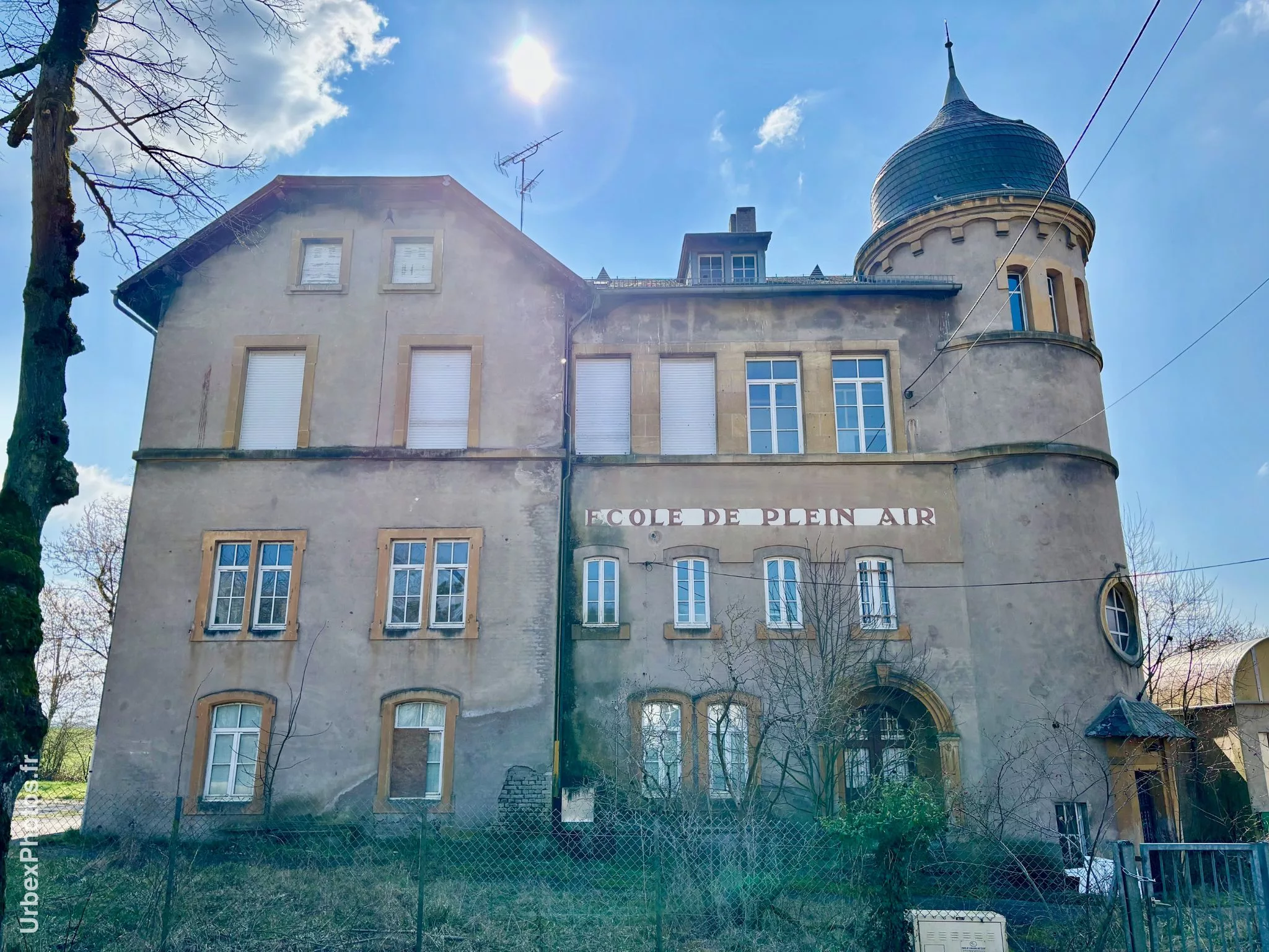 Photo urbex de la façade de l'Ecole des clowns en Lorraine