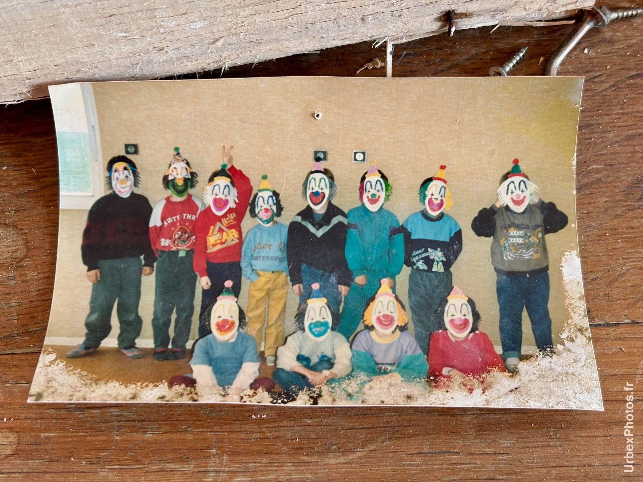 Photo urbex d'enfants portant des masques de clown en Lorraine