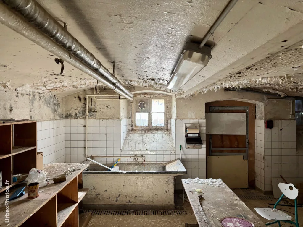 Photo urbex du sous-sol de l'Ecole des clowns en Lorraine