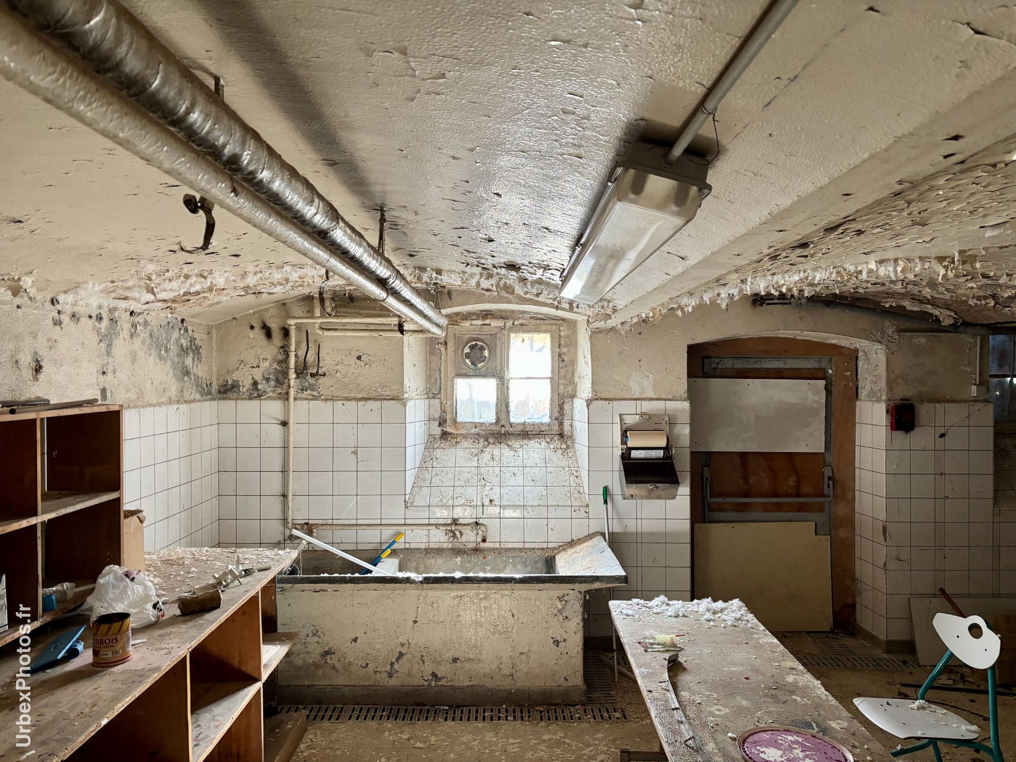 Photo urbex du sous-sol de l'Ecole des clowns en Lorraine