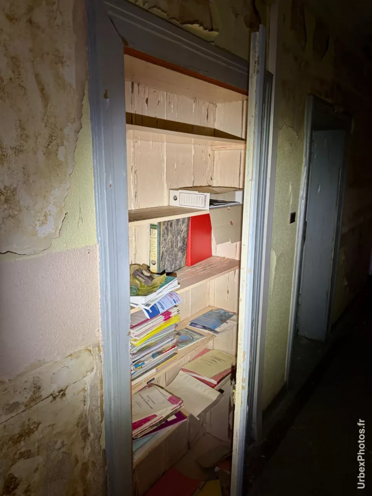 Des livres et des cahiers dans un placard