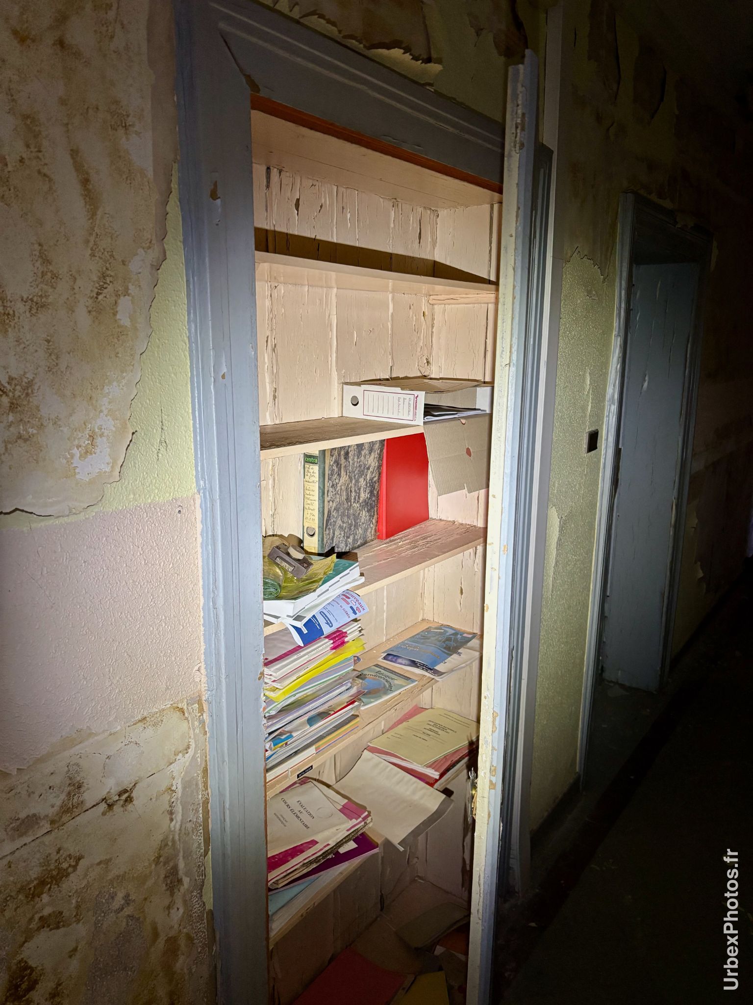 Des livres et des cahiers dans un placard