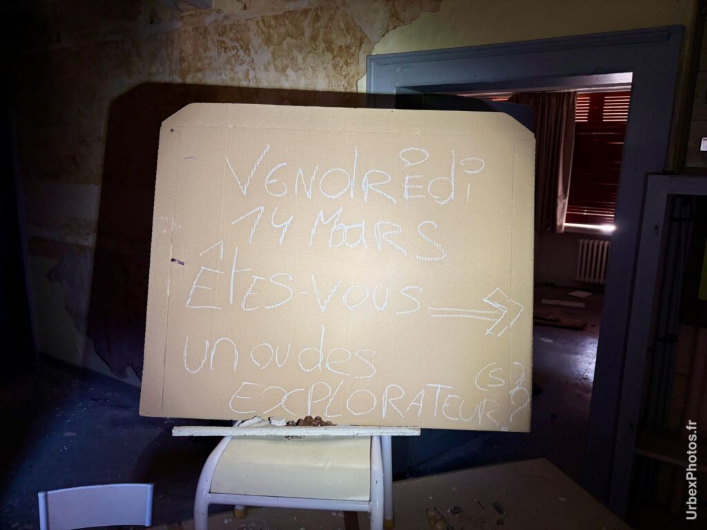 Panneau de bienvenue à l'Ecole des clowns